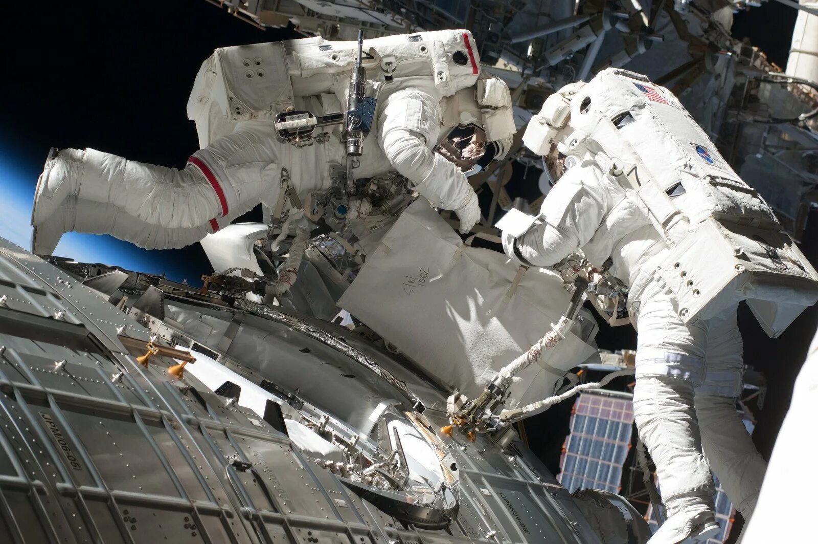 Сколько человек проводит в космосе. Космос МКС космонавт в открытом космосе. Космонавты на МКС. Российские космонавты на МКС. МКС открытый космос.