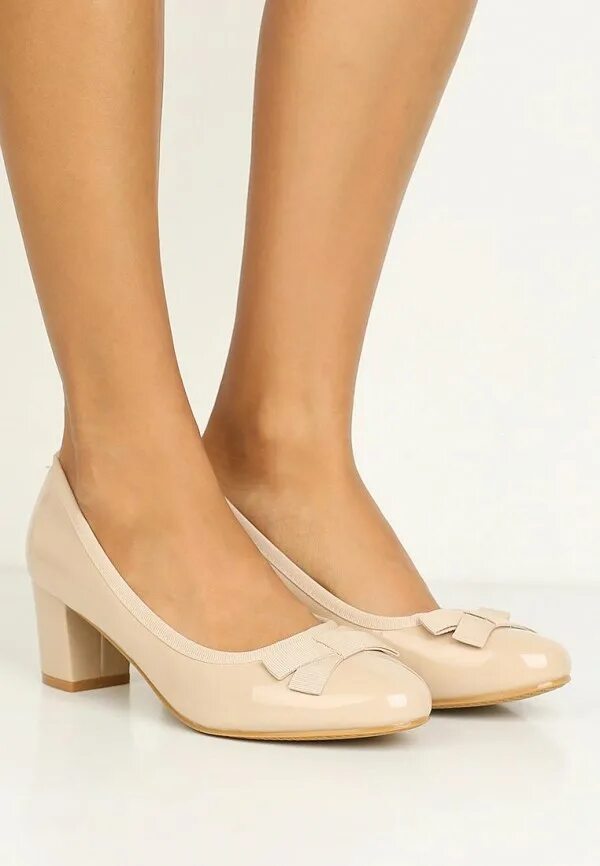 Туфли hogl индиго. Туфли бежевые на невысоком каблуке. Бежевые туфли на низком каблуке. Бежевые туфли. Туфли лодочки на низком каблуке.