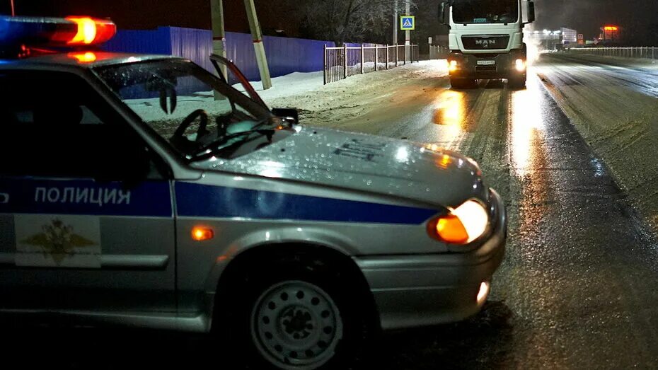 Грибы на обочине дороги. Девушка на дороге. Обочина. Парень голосует на дороге. Грибы на обочине.