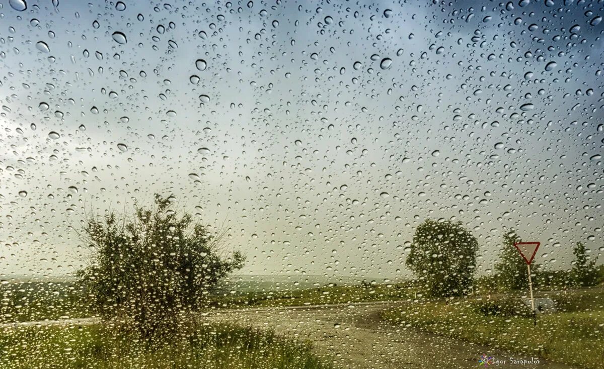 небо и крыши домов. крыша дождь. дождливый рассвет. пасмурное небо. крыша дождь.