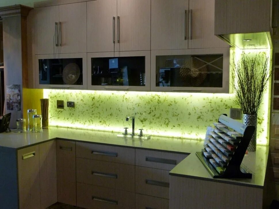 Подсветка для кухни. Подсветка фартука на кухне. Стеклянная панель для кухни. Подсветка кухонного гарнитура. Кухня с подсветкой фото