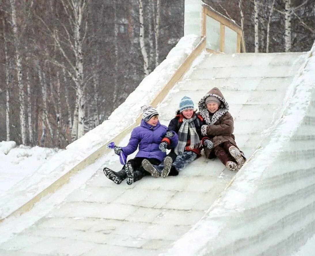 Погода в м горке. Катание с ледяной горки. Катание на снежных Горках. Катание со снежной горки. Деревянная горка для катания на санках.