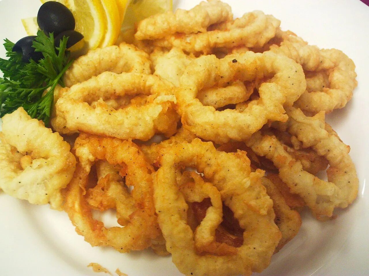 Как сделать хрустящий лук. Луковые колечки (onion rings,. кольца лука в кляре. жареные луковые кольца. луковые колечки в кляре.