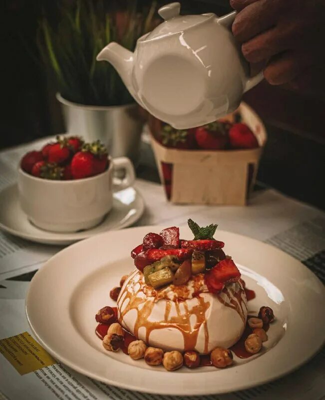 Пирожное тирамису круглое. Красивые десерты. Красивая сервировка десертов. Кусочек торта. Красивый кусочек торта.