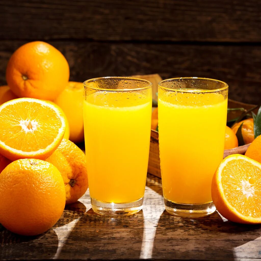 Апельсин сок польза. Апельсины и апельсиновый сок. Свежевыжатый апельсиновый сок. Апельсины для сока. Свежевыжатый сок апельсин.