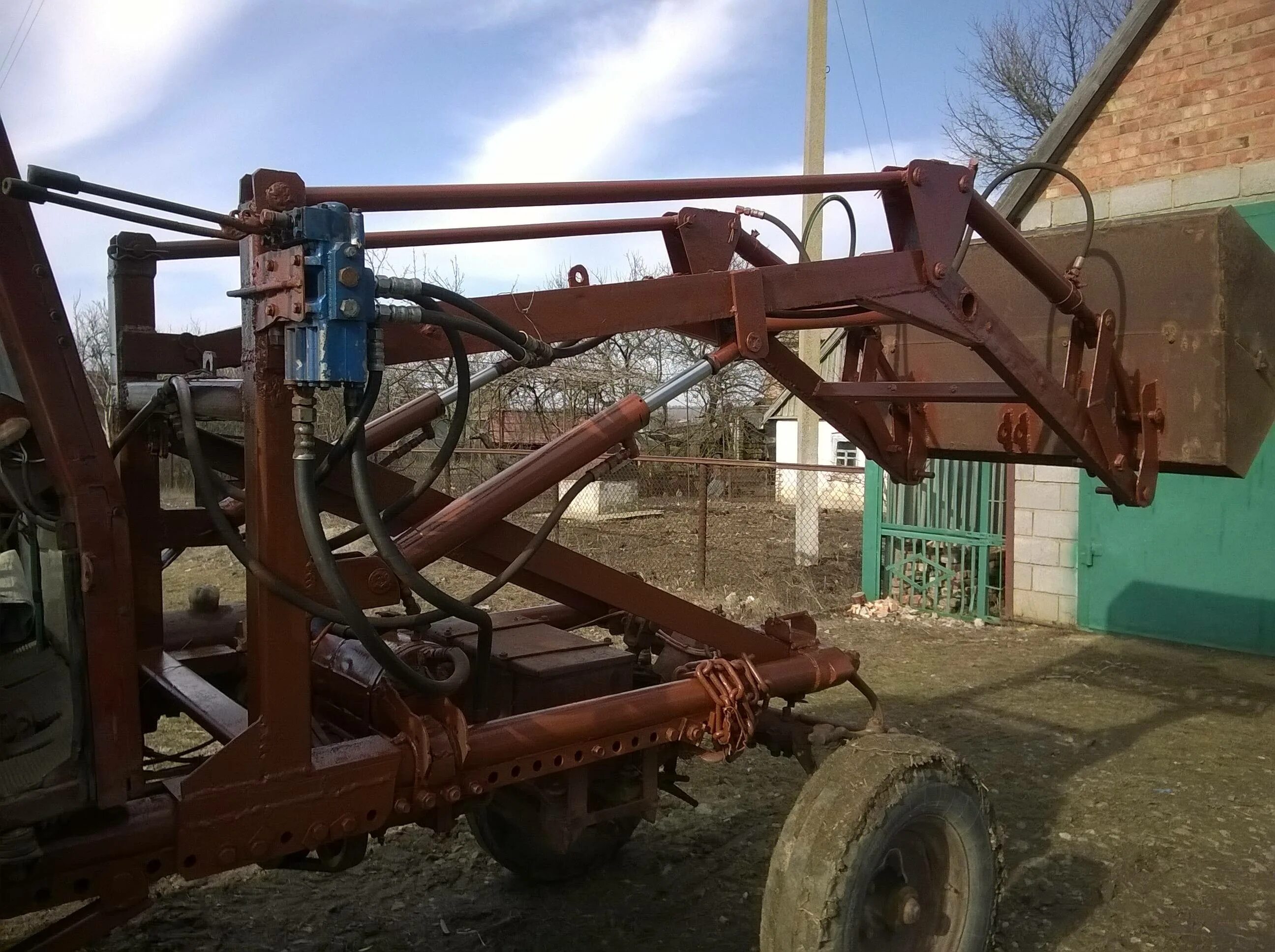 Погрузчик грейферный ПГ-1-МТЗ/ЮМЗ. Стогомет кун для трактора т-25. Трактор т 16 с куном. МТЗ 80 стогомет. Т 16 своими руками