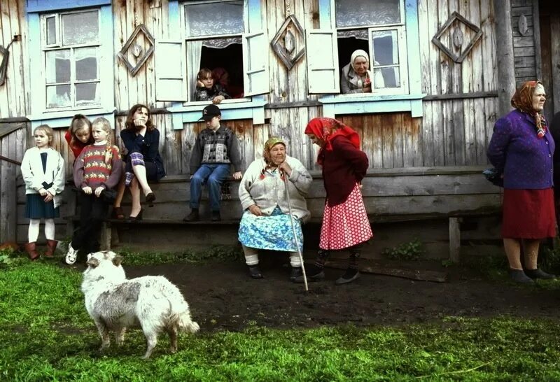 Американец в русской деревне. Люди в деревне. Глобальная деревня. Russian Village.