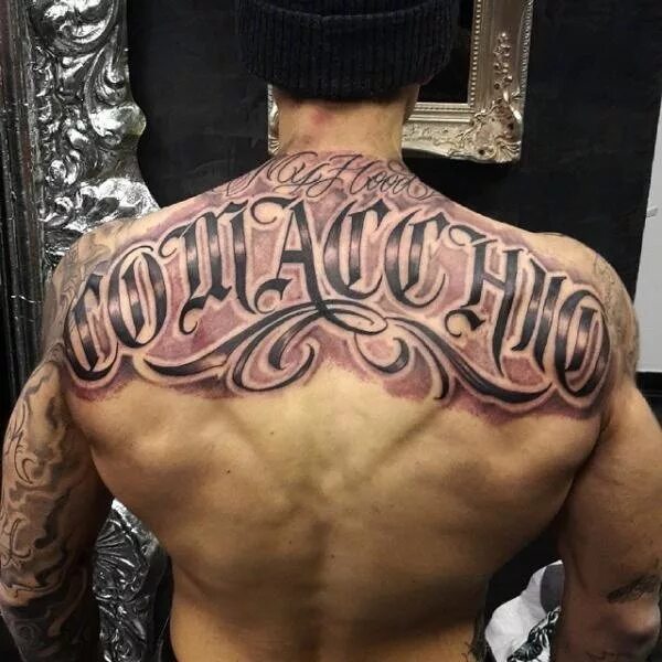 Надписи на спине мужские. Тату на спине. Татуировки на спине мужские. Надпись на спине. Татуировки на спине мужские надписи.