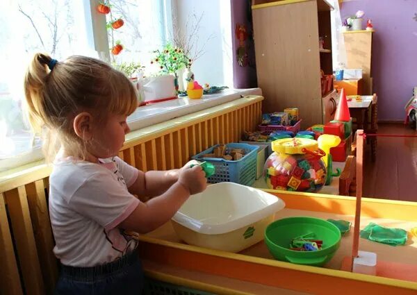 Мамины помощники младшая группа. Игра мамины помощники в детском саду старшая группа. Мамина помощница игра. Дидактическая игра мамины помощники. Помощник в играх.