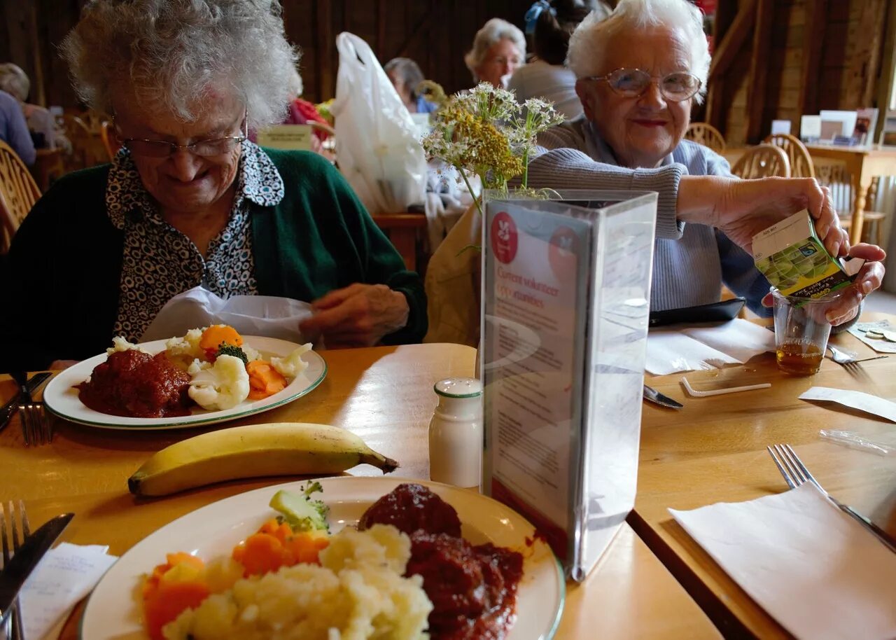 Что нельзя есть пожилым людям. Питание пожилых людей. Питание в пожилом возрасте. Питание людей пожилого возраста. Здоровое питание пожилых.