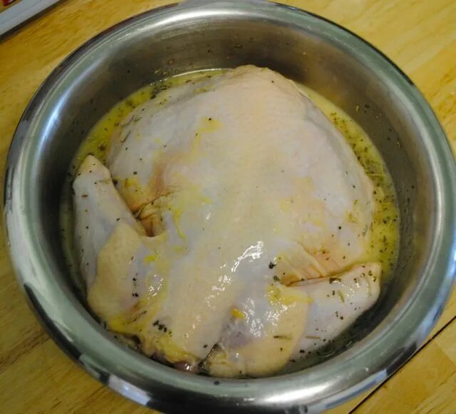 Рецепт маринада курицы целиком. Маринованная курица. Замариновать курицу. Как замариновать курицу. Как замариновать курицу для запекания.