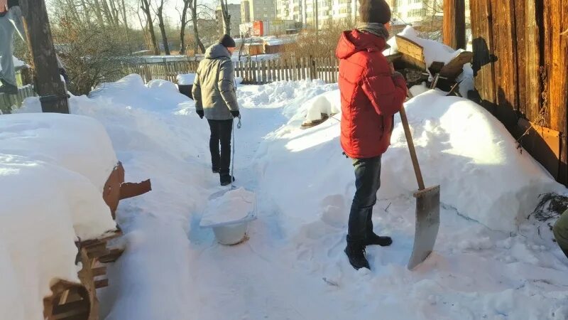 Помощь снежку. Рисунок человек чистит снег возле дома.