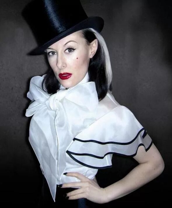 Алекс бокс. Алекс бакс. Alex box. Необычный макияж для фотосессии. Свет на лицо из коробки.