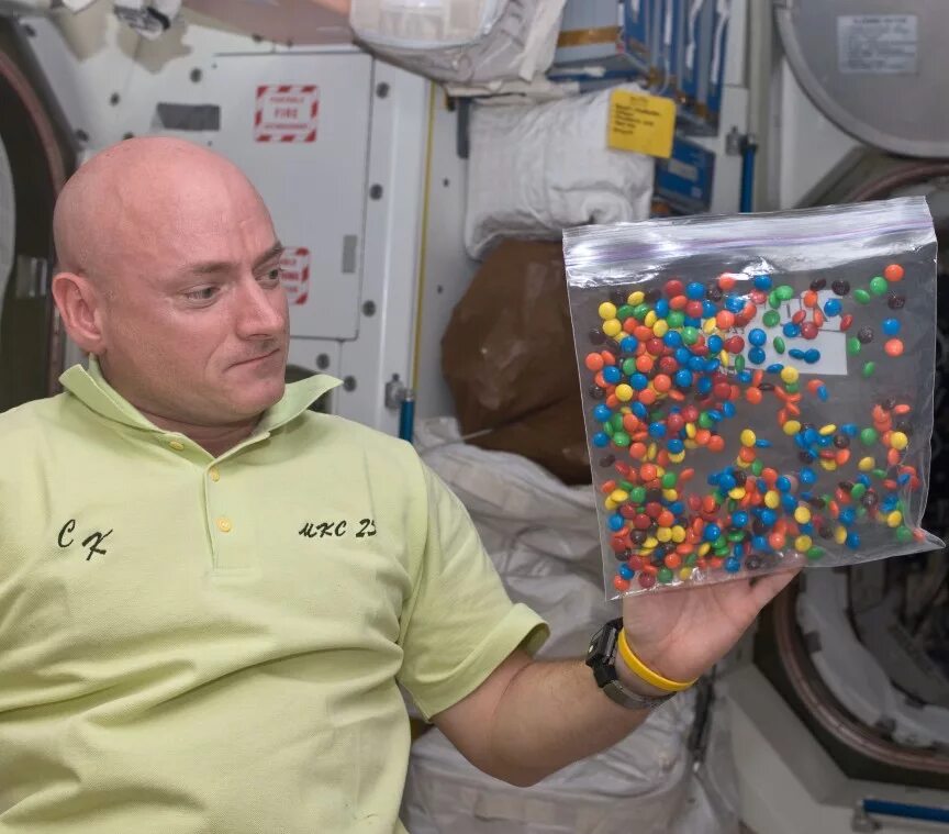 Какие конфеты первыми побывали в космосе. Конфеты космонавт. Конфеты космос. Шоколад для Космонавтов. M&M'S В космосе.