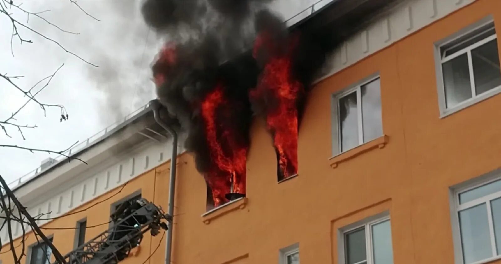 Где пожар живет. Пожар в квартире многоэтажном доме. Пожар в Петрозаводске. ЧП Петрозаводск пожар. Пожар 25.02.2023.