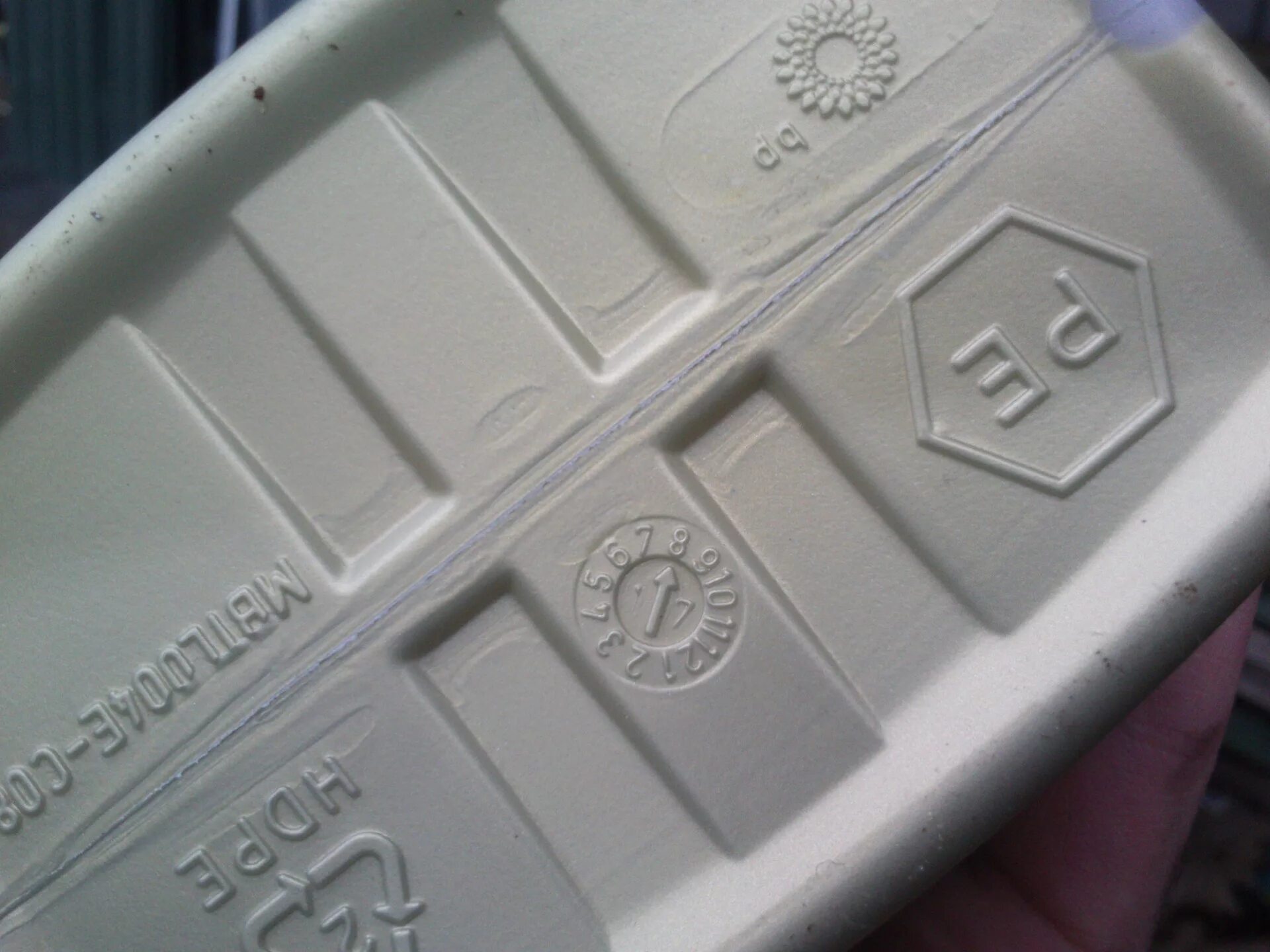 Маркировка на канистре. Дата производства канистры масла. Дата изготовления канистры. Дата производства канистры. Дата розлива масла и дата производства канистры.