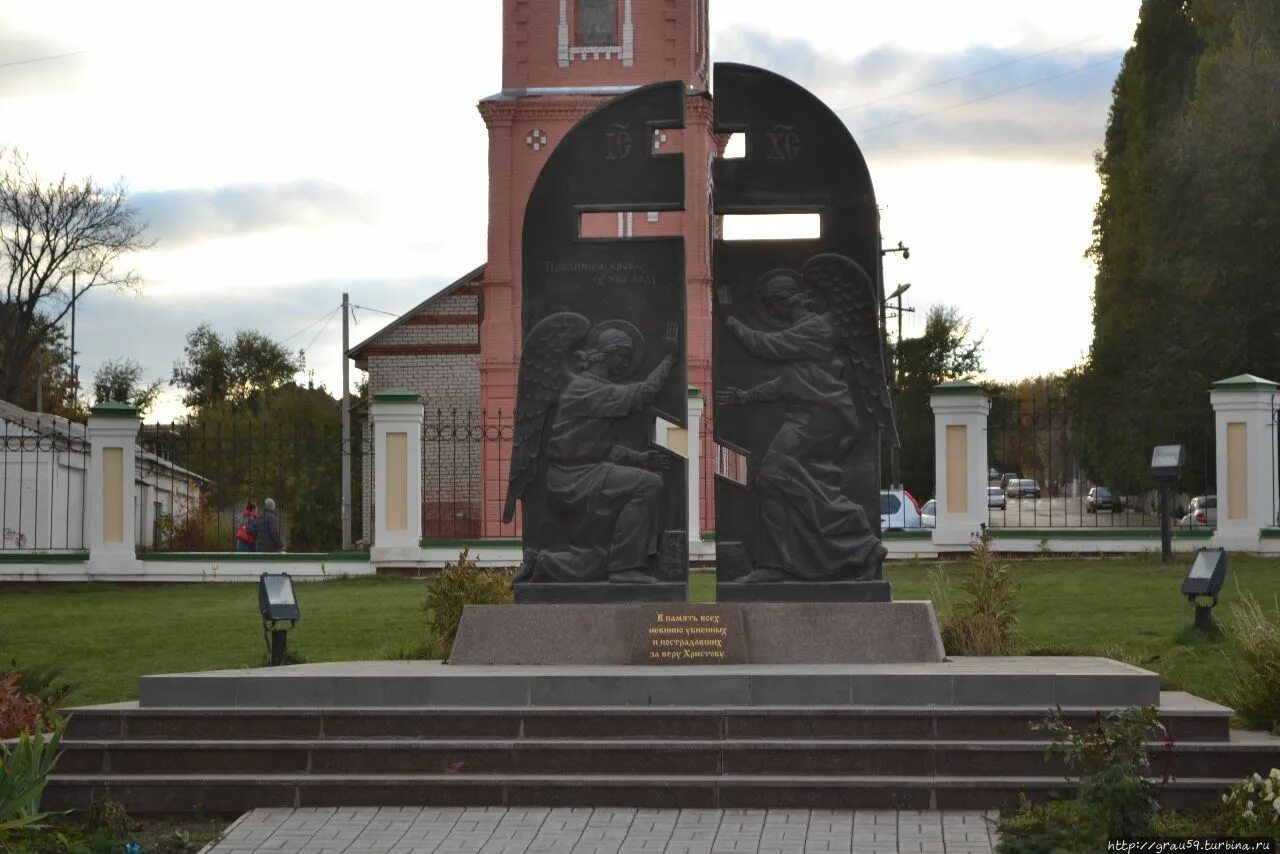 Памятник старины предложение. Памятник новомученикам российским в Шуе. Памятник новомученикам Вольск. Вольск памятник воинам интернационалистам. Памятники Вольска Саратовской области.