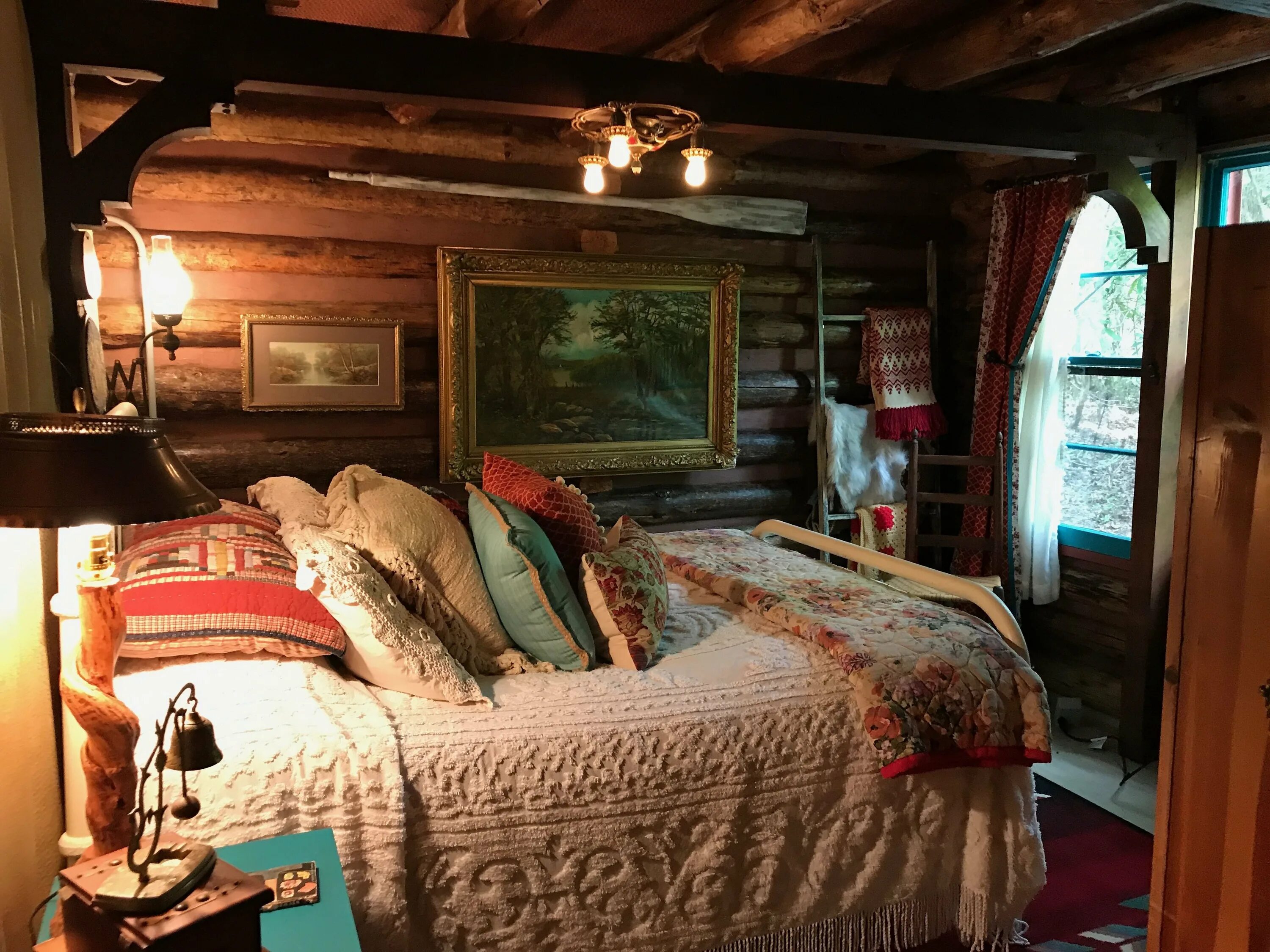 Деревенская комната. Спальня в деревенском доме. Комната в уютном деревенском стиле. Спальня в деревенском домике. Уютная спальня в деревенском доме.