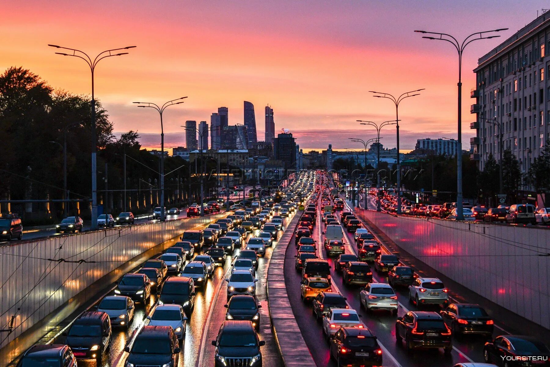 Фото трафик. Автострада Лос Анджелес. Москва Автострада Москва Сити. Поток машин в городе. Пробки в Москве.