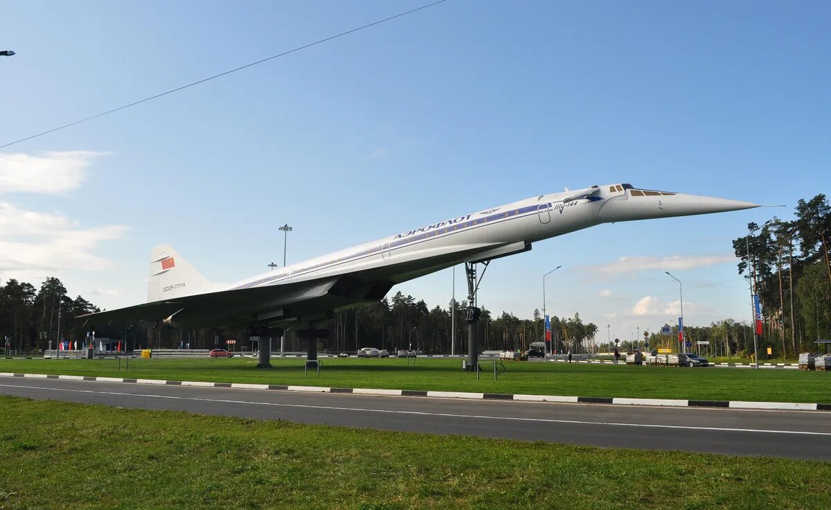 Мо г жуковский. Ту-144 Жуковский памятник. Жуковский самолет памятник ту 144. Жуковский самолет памятник. Город Жуковский самолет памятник.