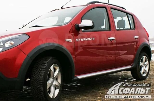 Левая дверь рено степвей. 8200953116 Наклейка Sandero Stepway. Наклейки Renault Sandero Stepway. Наклейки на Рено Сандеро степвей 2. Sandero Stepway bs1 двери.