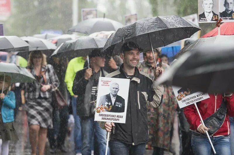 Бессмертный полк в дождь. В Москве 9 мая дождь. Бессмертный полк в Москве под дождем. День Победы дождь.