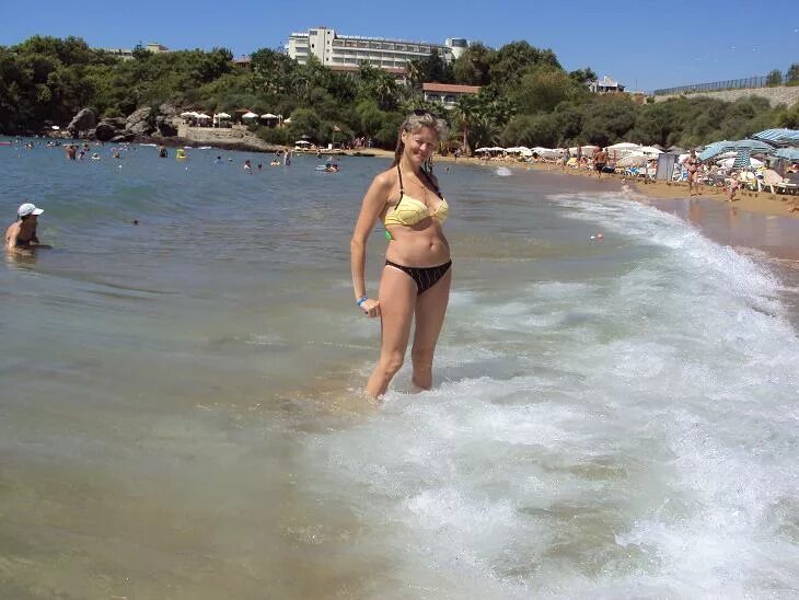 Женщины на пляже в Турции. Русские женщины в Турции. Взрослая женщина на море. Турция пляж. Русские бабы в турции