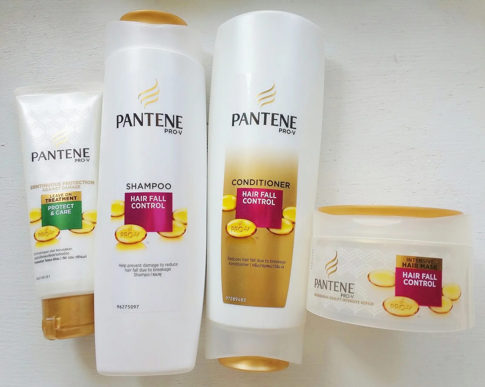 Что делает кондиционер для волос. Кондиционер для волос Pantene. Шампунь Пантин прови гладкий шелк. Шампунь Пантин прови тайский. Бальзам Пантин Тайланд.