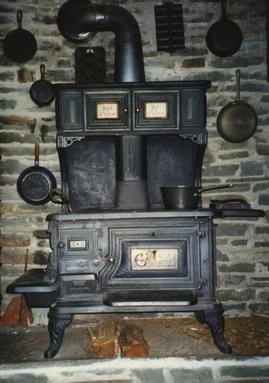 Купить старую печку. Cast Iron Stove печь. Чугунная печь антик. Дровяная печь Stove чугун. Печь Anne 1922 чугунная.