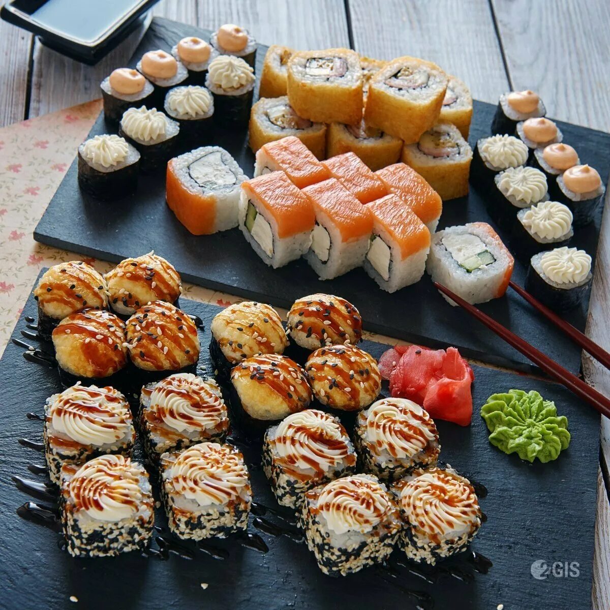 роллы good food. японская еда суши. роллы казань. Tiger roll. суши ролл сашими сет.