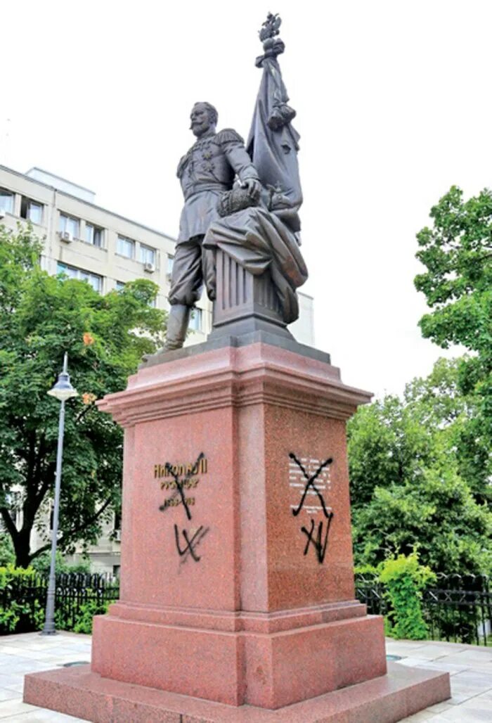 Сербия памятники. Памятник Николаю II (Белград). Памятник Николаю 2 в Сербии. Памятник Николаю второму в Белграде.