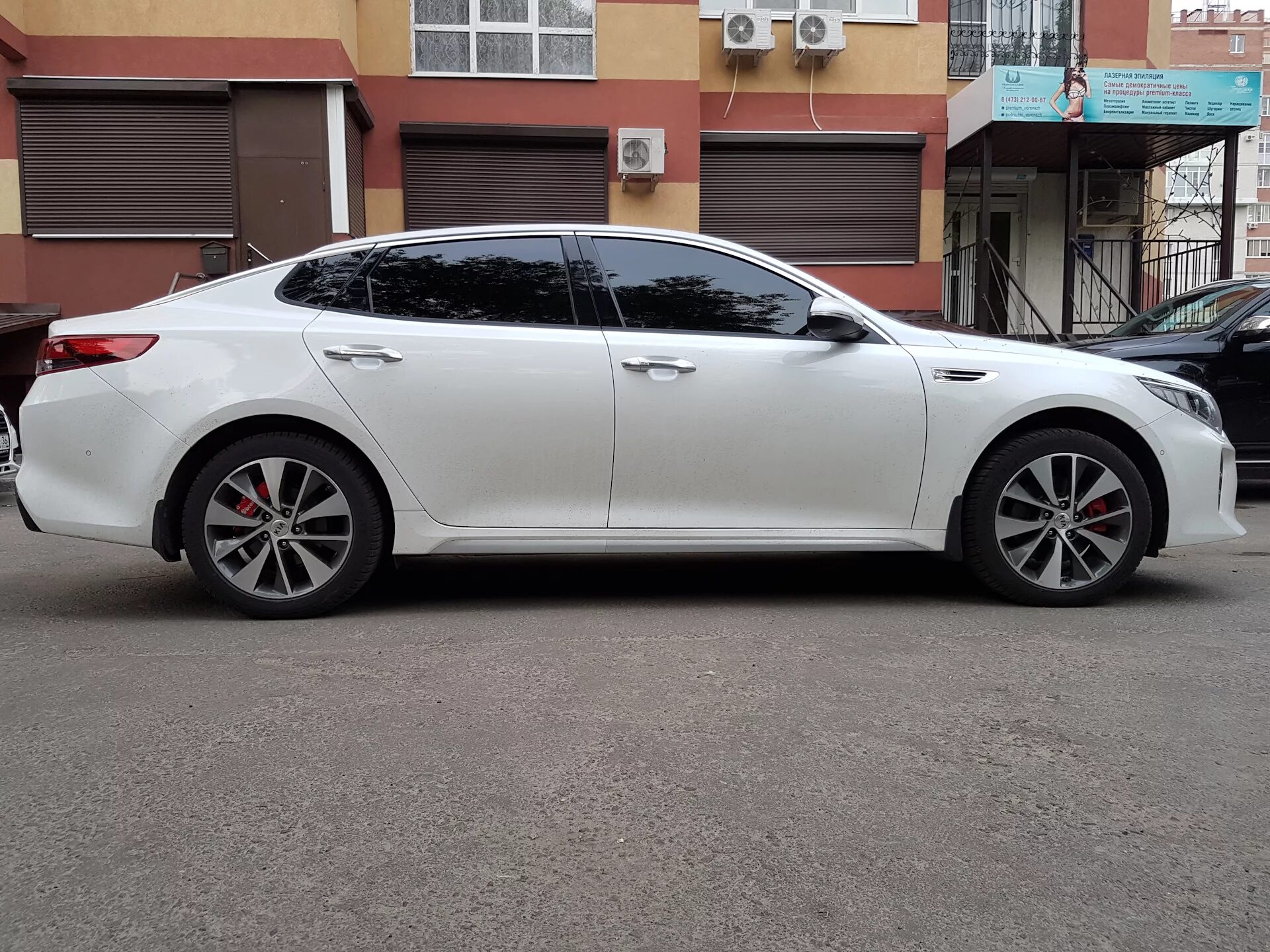 Диски оптима. Kia Optima r 18 белая. Kia Optima 4 18 колеса. Киа Оптима r18. Kia Optima 2018 r19.