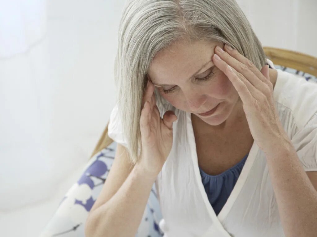 Микроинсульт симптомы у пожилых. Головная боль женщина. Головокружение у женщины. У женщины болит голова. Женщина после инсульта.