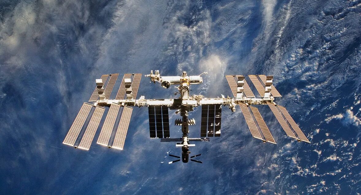 Самая дорогая космическая станция. Международная Космическая станция МКС. Космическая орбитальная станция МКС. МКС станция 2021. Модуль звезда МКС.