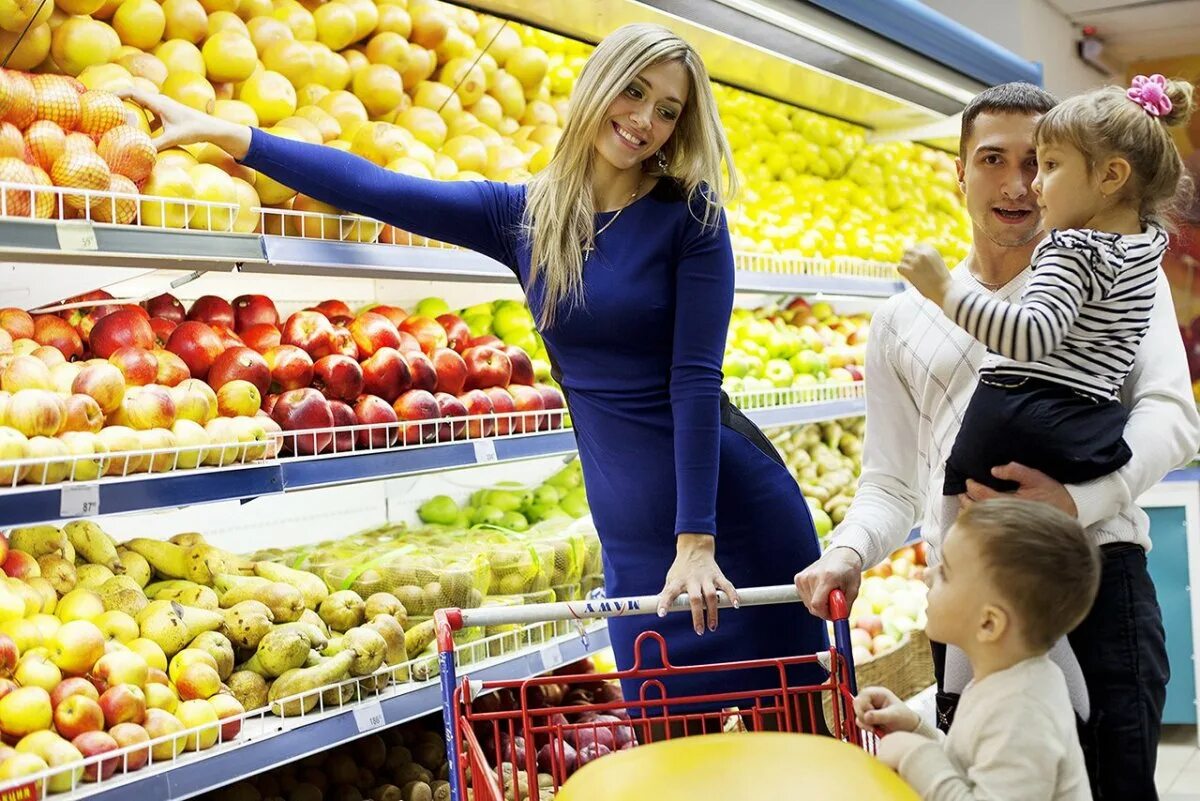 Работа покупка продуктов. Продукты в супермаркете. Поход в магазин. Семья в супермаркете. Семья с продуктами.