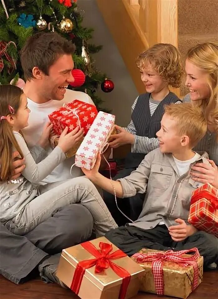 Новогодние подарки для детей. Новогодние подарки. Подарки для детей. Счастливая семья с подарками. Новый год семья.