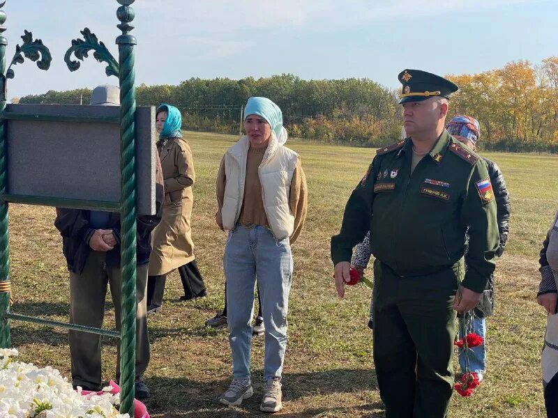 отдание воинских почестей. высокие почести. церемония отдания воинских почестей. память и почесть. макрон жандарм.