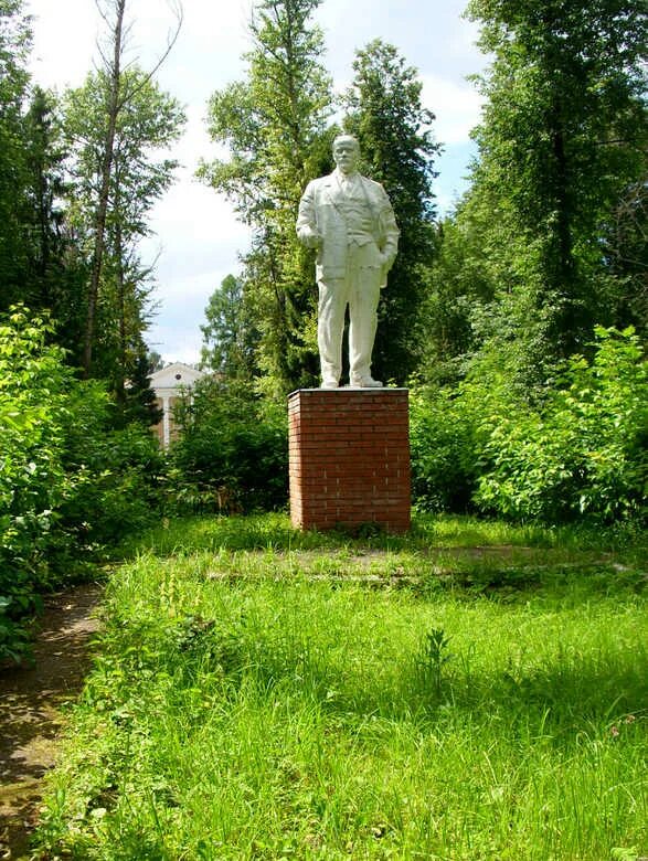 В поселке некрасовский в дмитровском. Дмитриевский район поселок Некрасовский. Трудовая поселок Некрасовский. Посёлок Некрасовский Дмитровского района памятник Ленина. Некрасовский Московская область Дмитровский район.