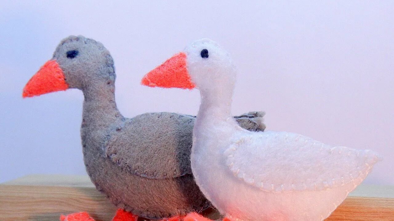 Гусь из фетра. Игрушка из фетра гусь. гусыня из фетра. поделка гусь.