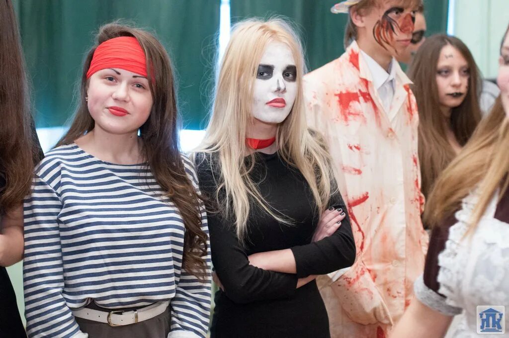 выбери костюм хэллоуина в школу. праздник хэллоуин для взрослых. что одевают британцы на хэллоуин. хэллоуин молодежь. тематическая вечеринка в стиле вампиров.
