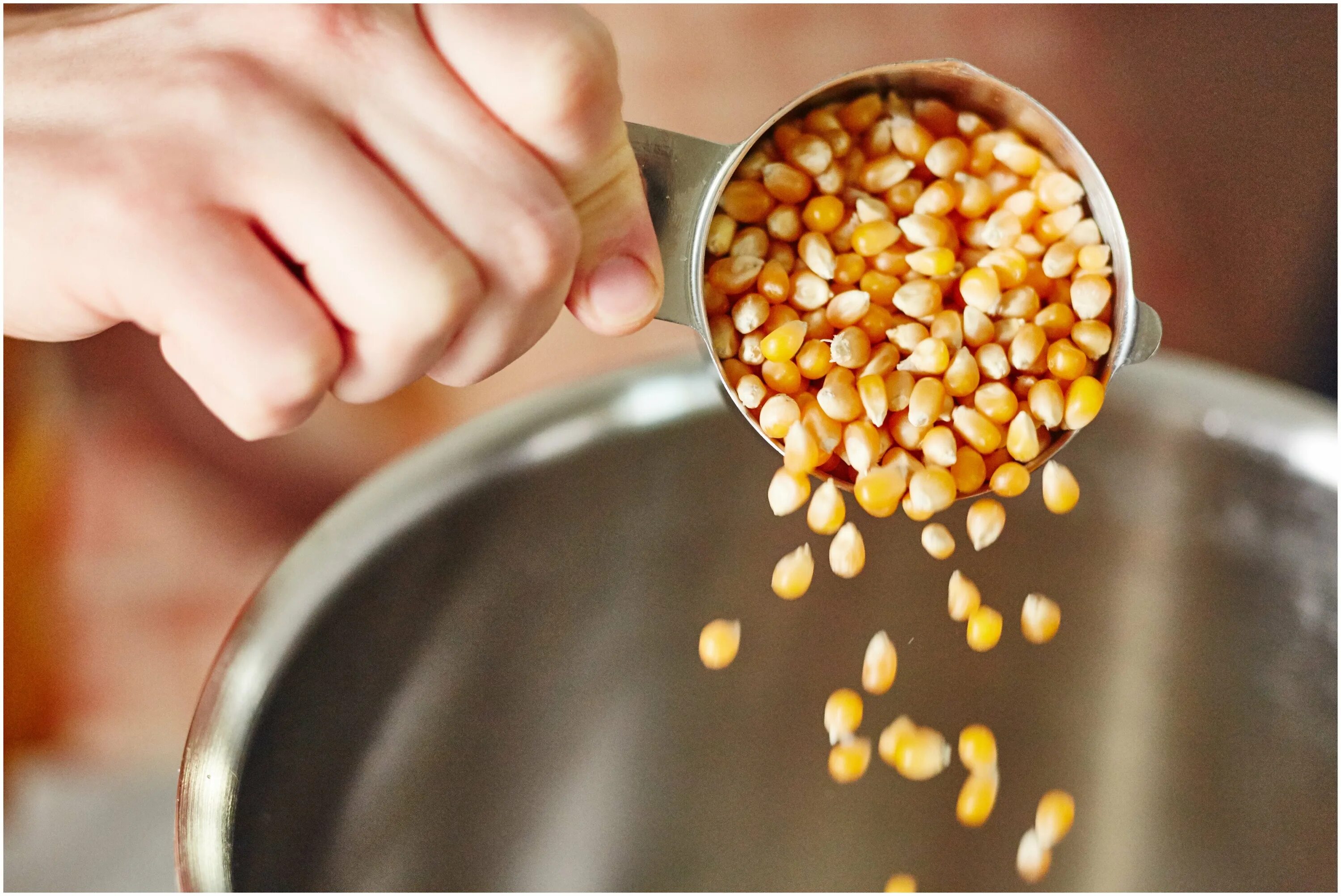 Попкорн для сковородки. Попкорн для сковородки с карамелью. Попкорн из кукурузы на сковороде. Попкорн из кукурузы на сковороде. Жареные зерна кукурузы.