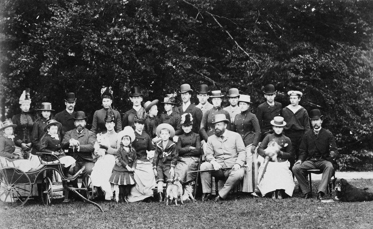 1888 год семья. Старинная семья. 1888 год семья. Купеческие дети. Викторианская семья рабочего класса.