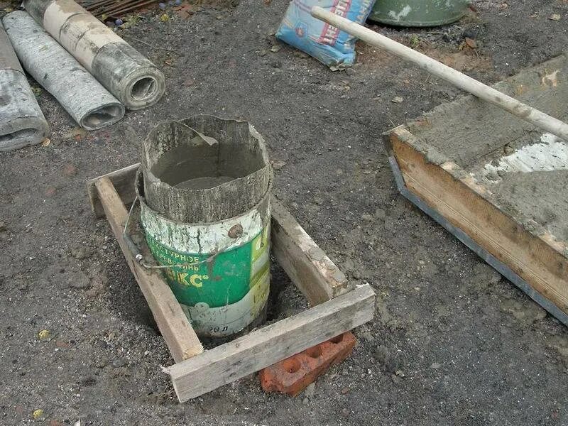 Опалубка для столбчатого фундамента. Опалубка для столбов из рубероида. столбы из рубероида для фундамента. столбчатый фундамент из рубероида.
