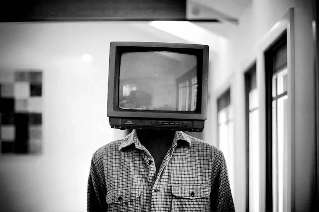 Телевизор вместо головы. Человек с монитором на голове. Человек с головой телевизора. Человек с телевизором вместо головы.