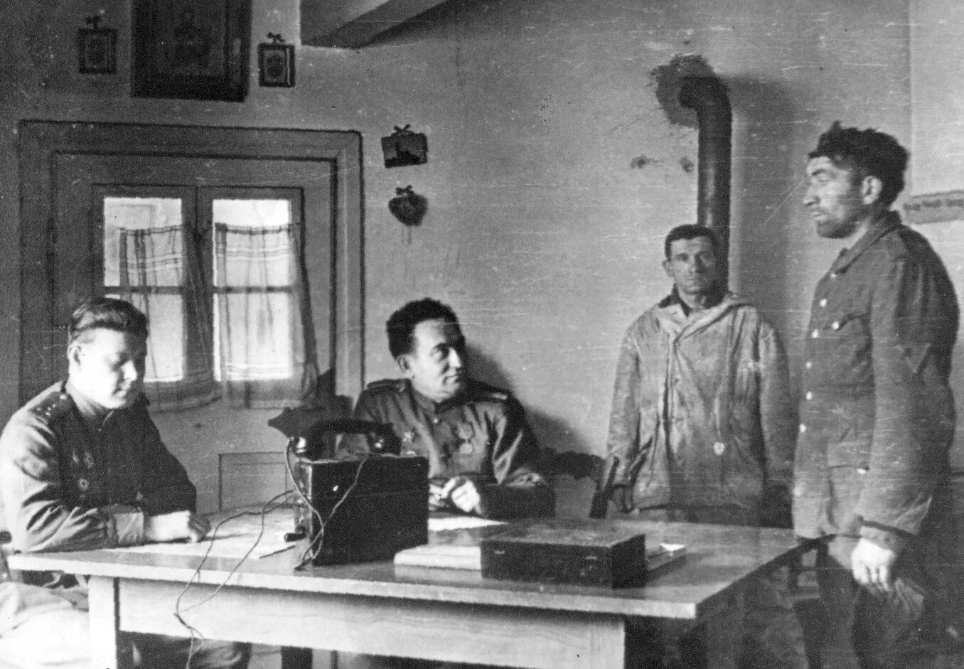 Военнопленные красноармейцы 1941. Допрос военнопленных. Нквд 1942. Допросы немцев после войны. Допрос военнопленных.