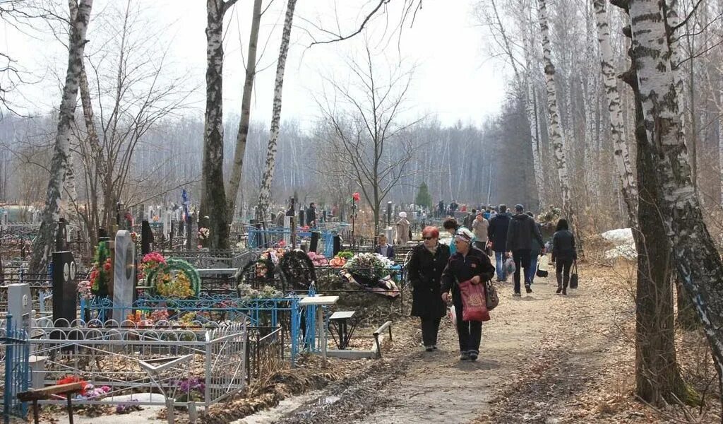 Поминки в марте. Новозападное кладбище Пенза. Пасха на кладбище. Радоница на кладбище. Мертвые на кладбище в Пасху.