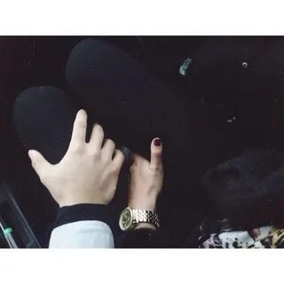 Две руки ночью