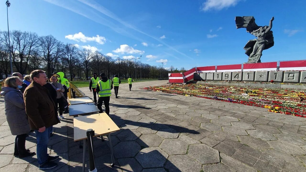 Монумент воинам освободителям в риге. Латвия памятник освободителям риги. Рига день победы. Рига памятник воинам освободителям 9 мая. Победа латвии.