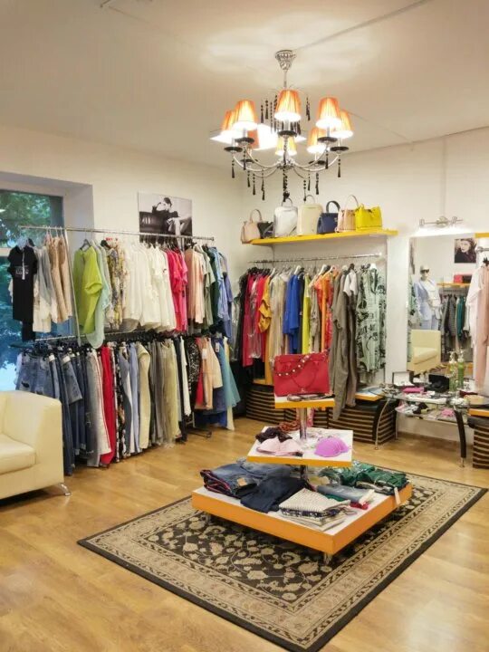 Магазин итальянской одежды. Модный магазин интерьера. Итальянский шоу рум одежды. Итальянский шоу рум одежды. Итальянский шоу рум одежды.