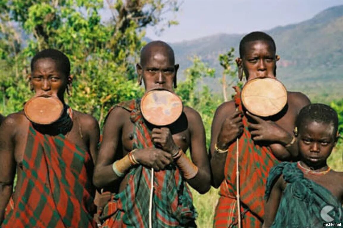 Африканское племя Мурси. Тарелка в губе племя